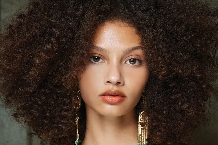 How to Maintain Curls While Traveling